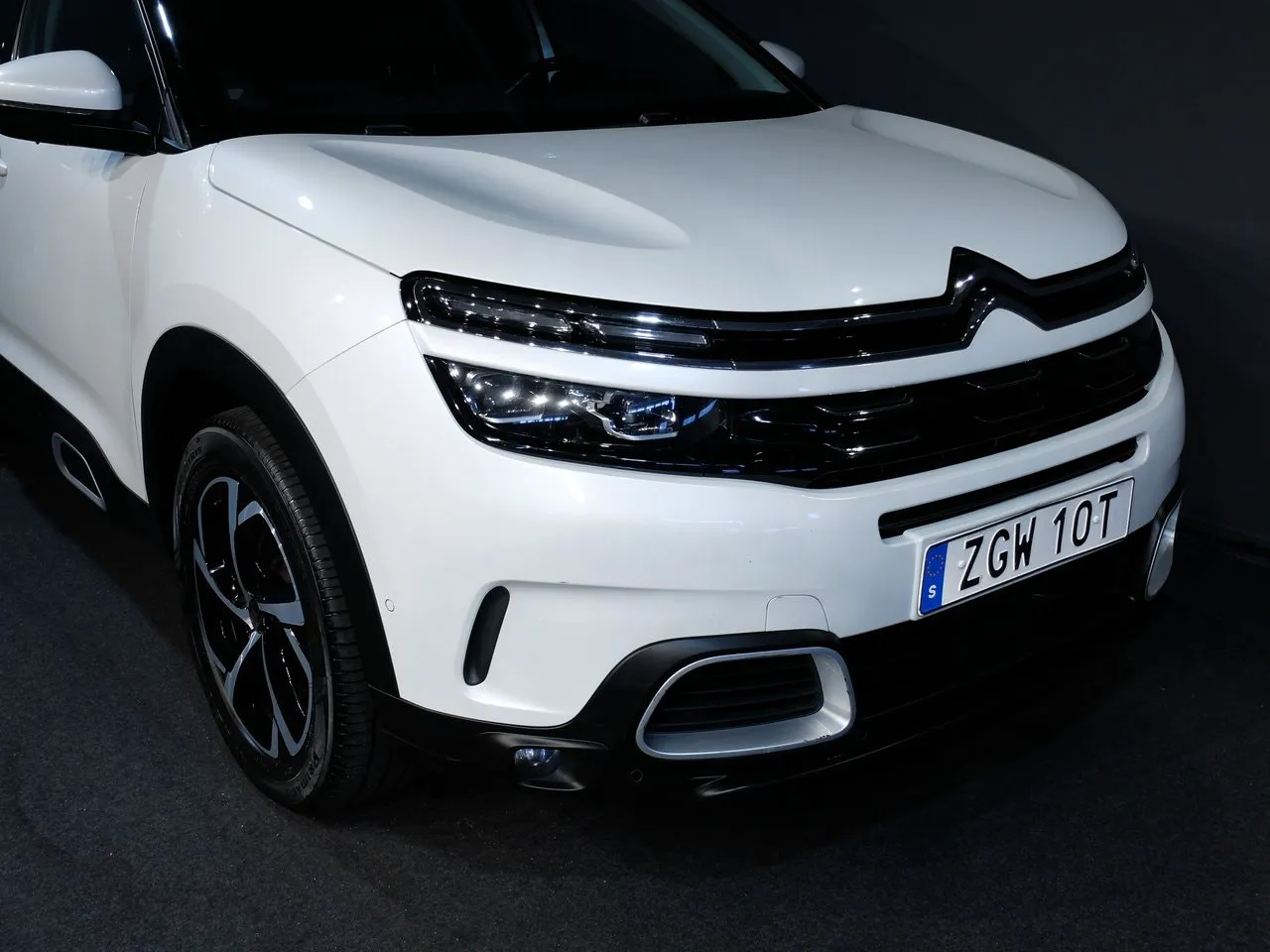 Vehicle image 3