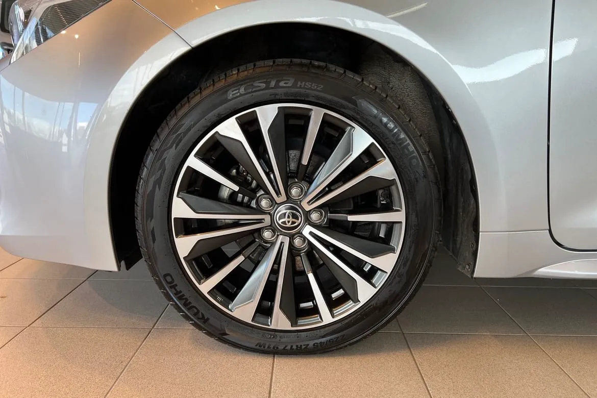 Vehicle image 15