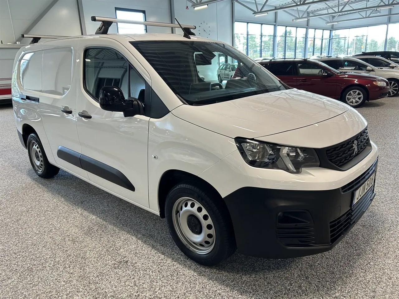 Vehicle image 4