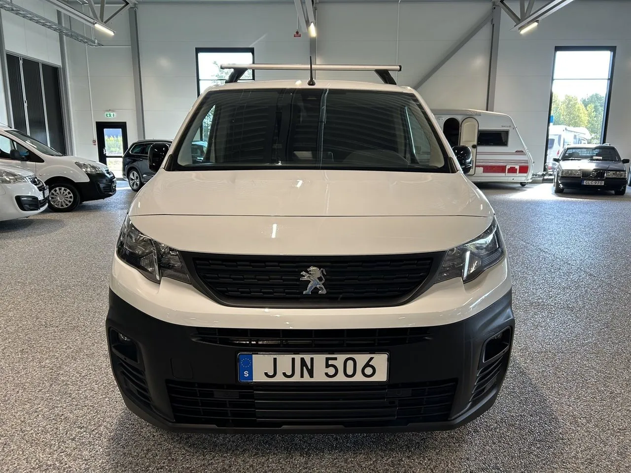Vehicle image 10