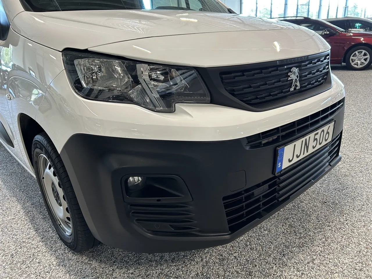 Vehicle image 5