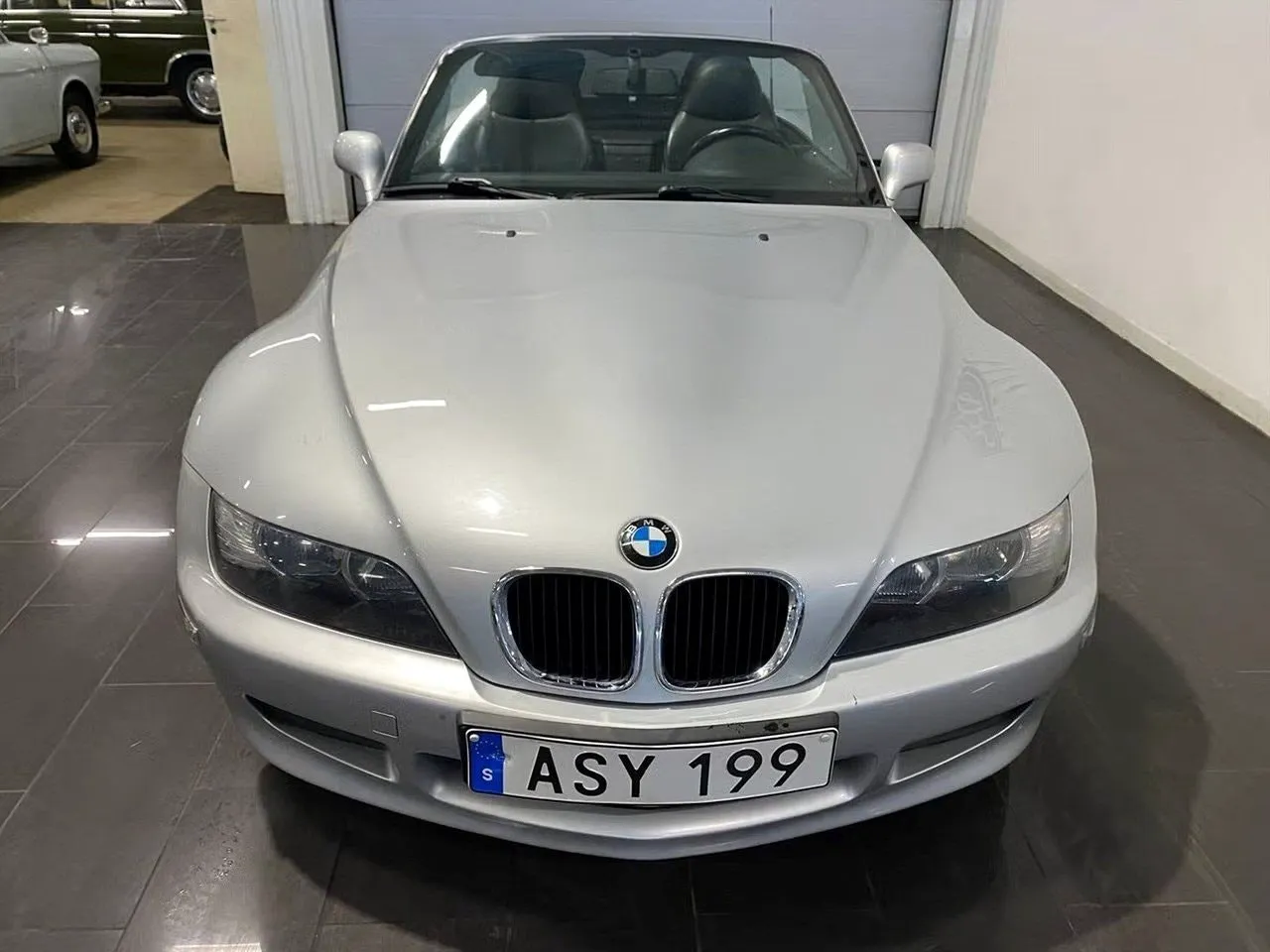 Vehicle image 10