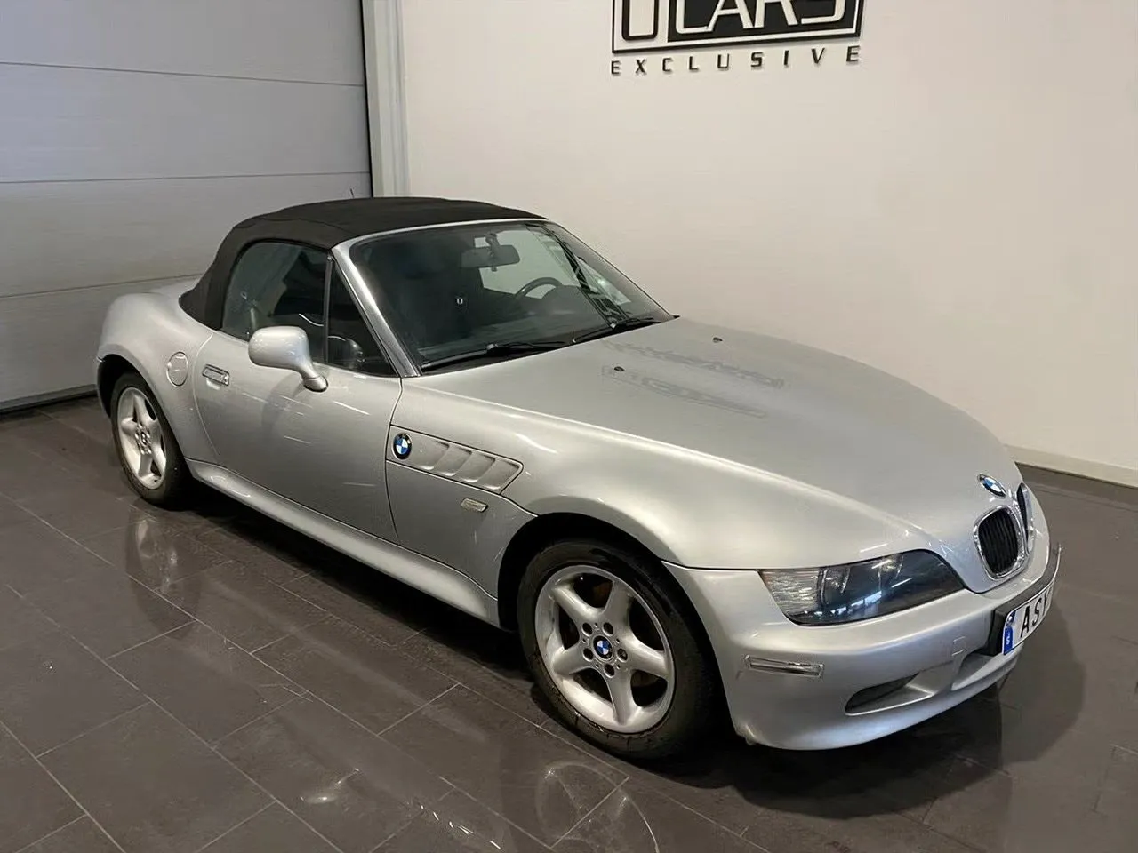Vehicle image 6