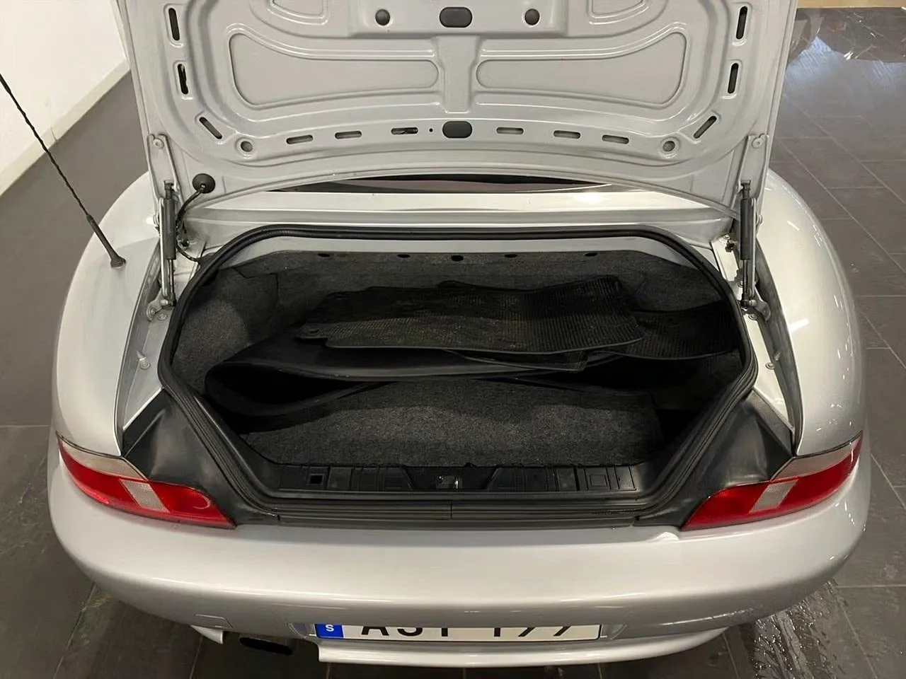 Vehicle image 17