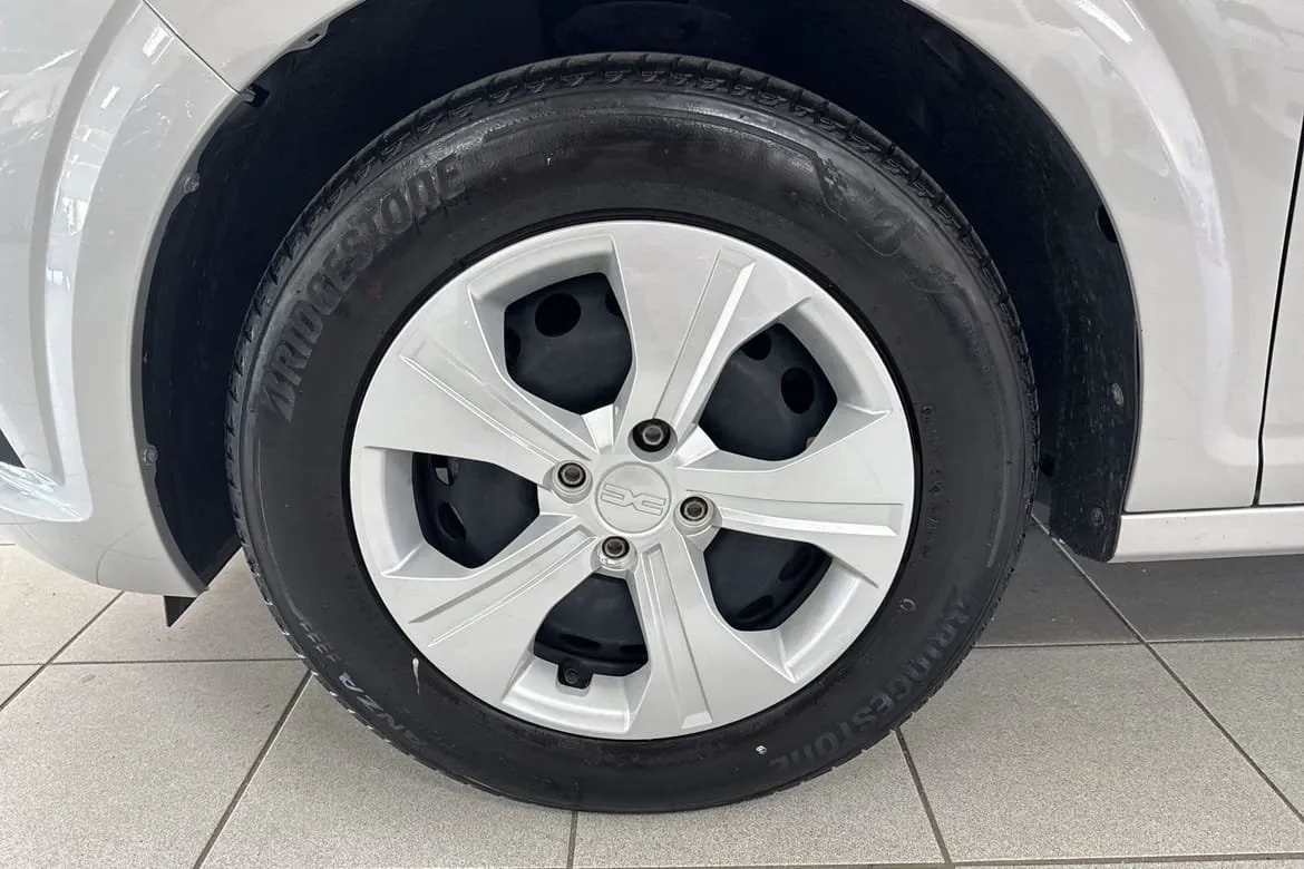 Vehicle image 10