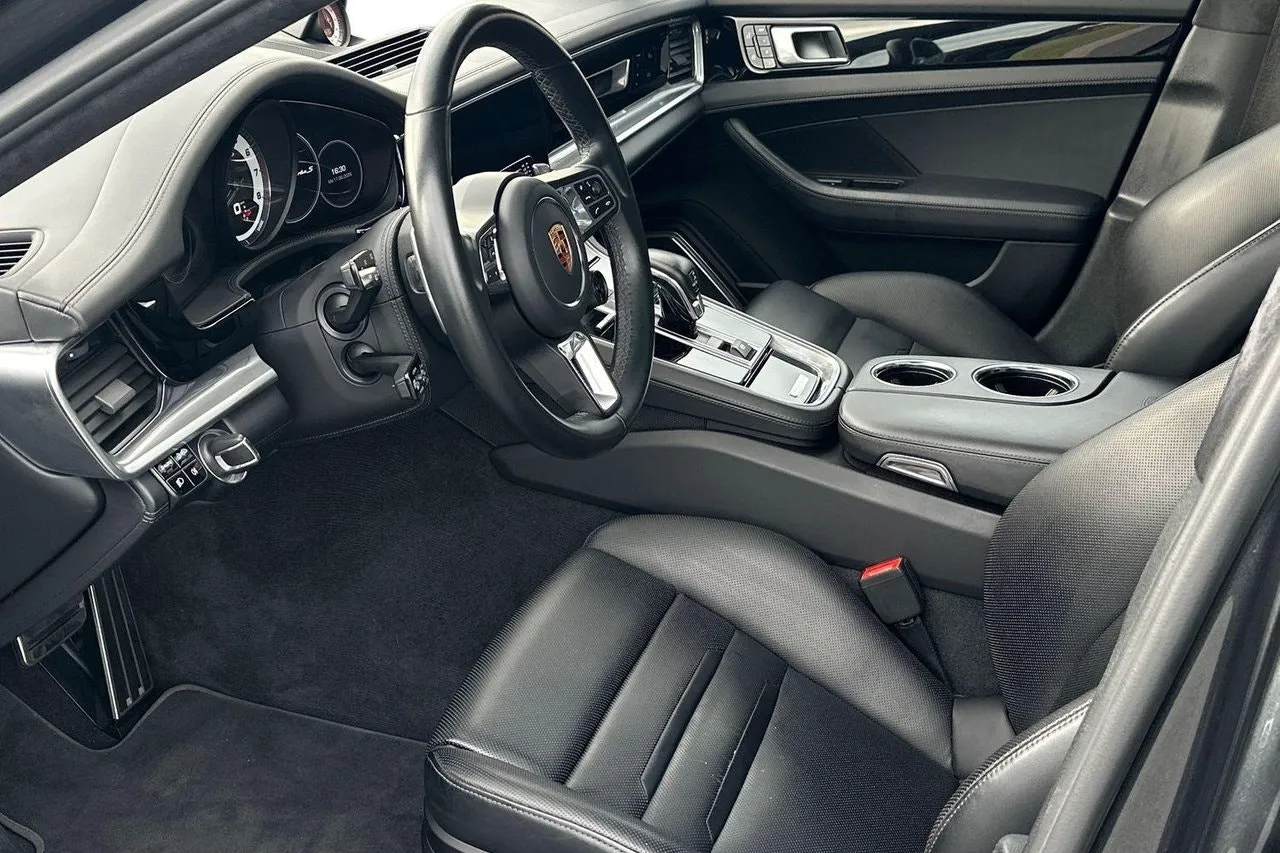 Vehicle image 16