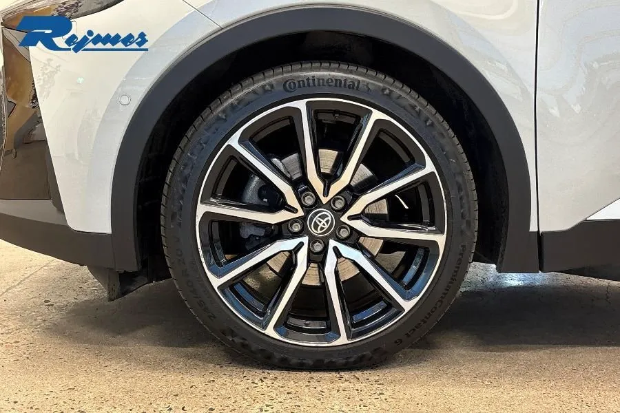 Vehicle image 9