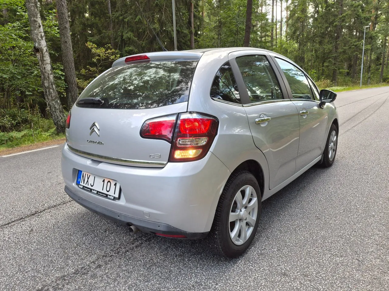Vehicle image 4