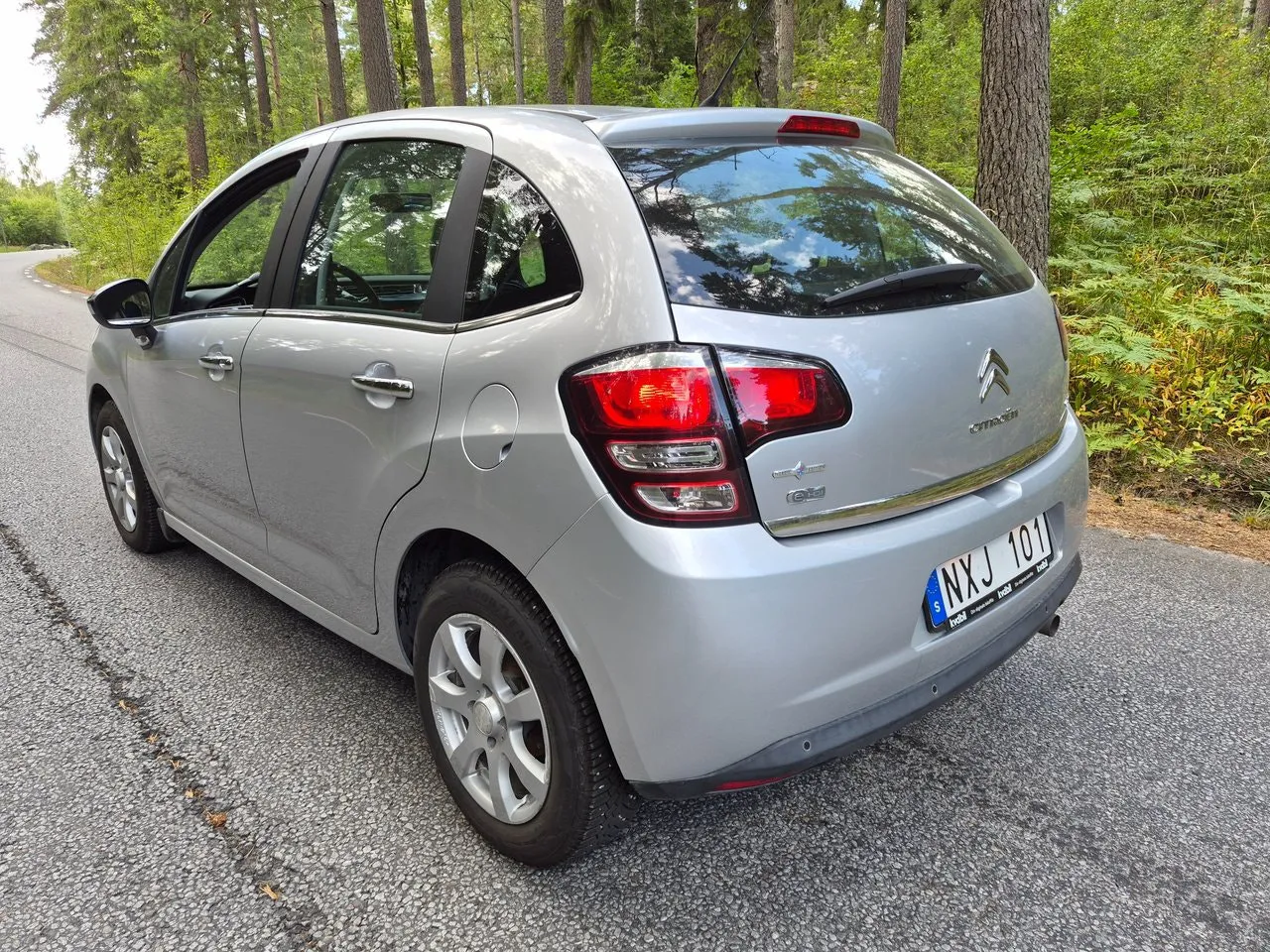 Vehicle image 6