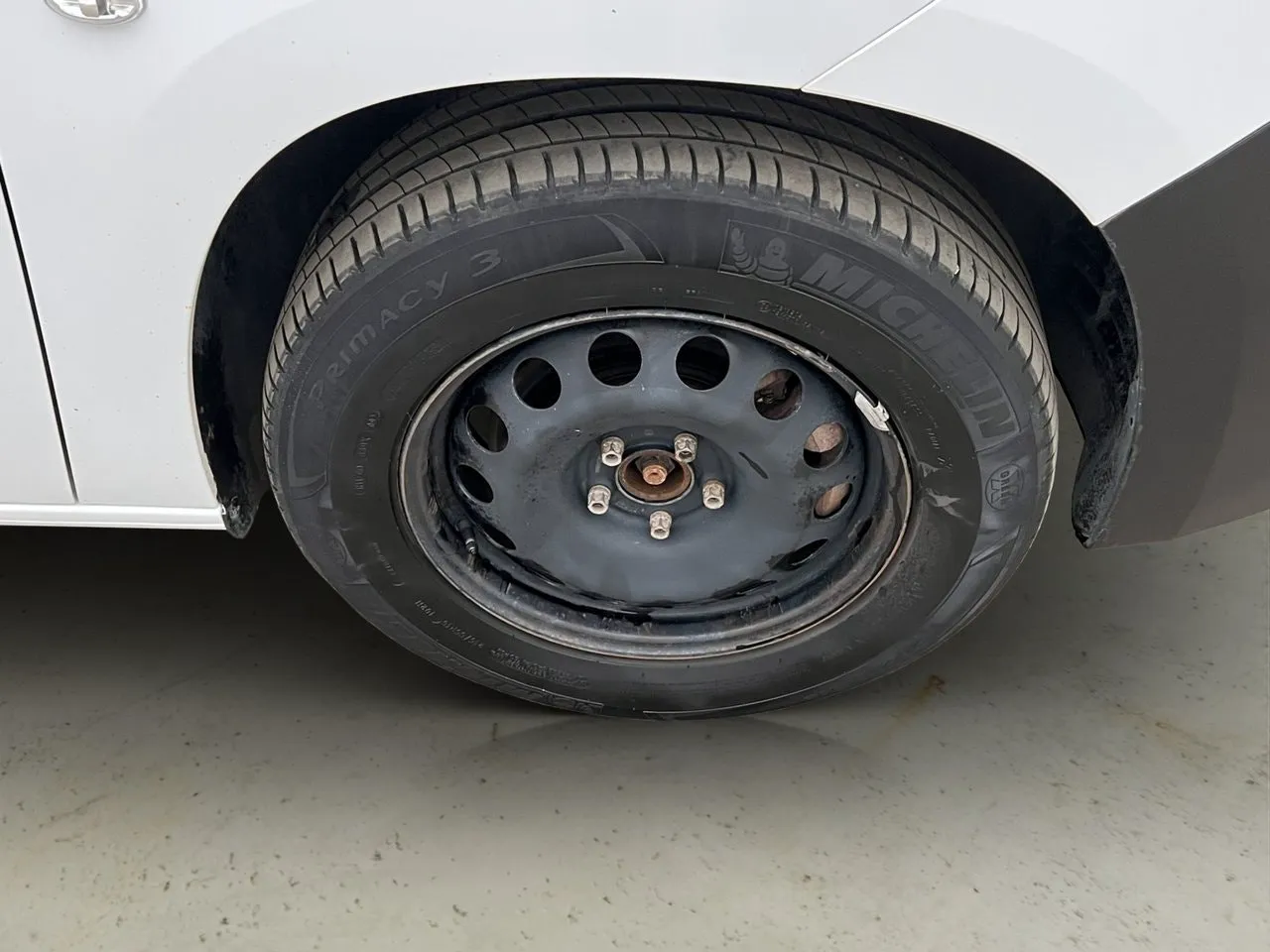 Vehicle image 32