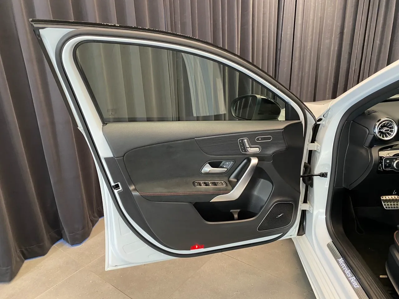 Vehicle image 33
