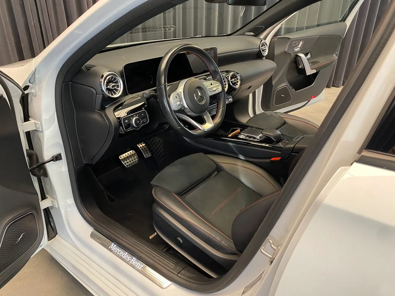 Vehicle image 32