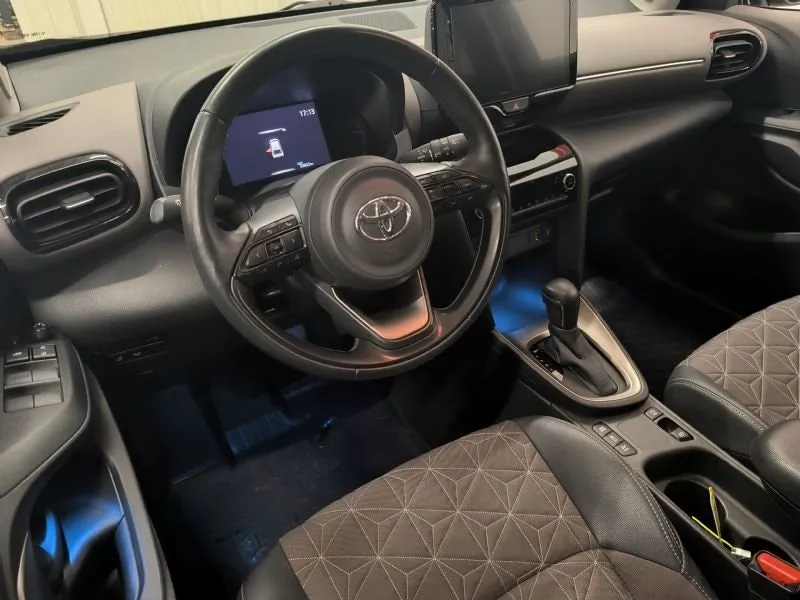 Vehicle image 6