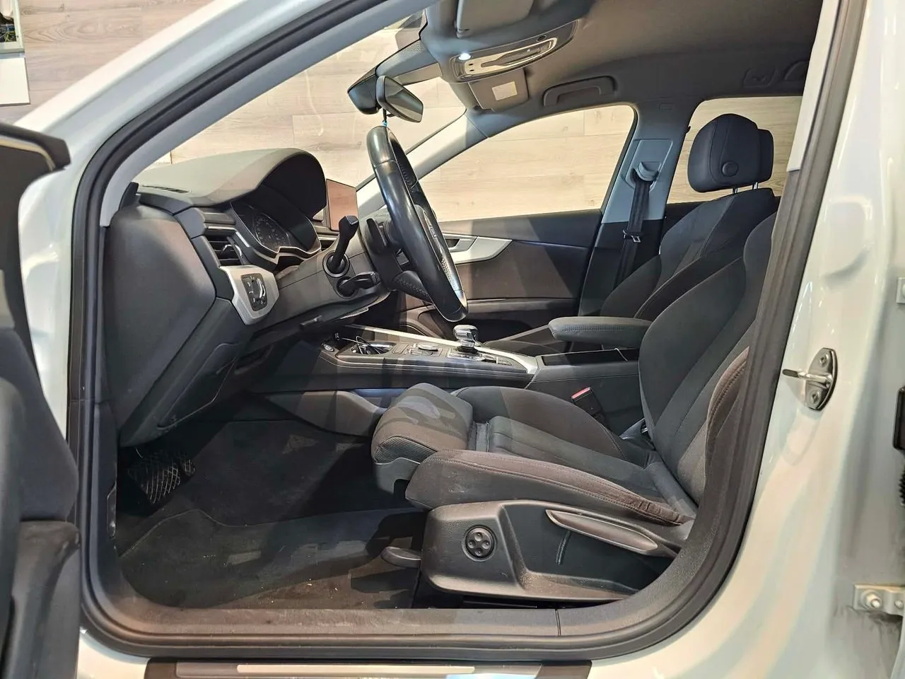 Vehicle image 4