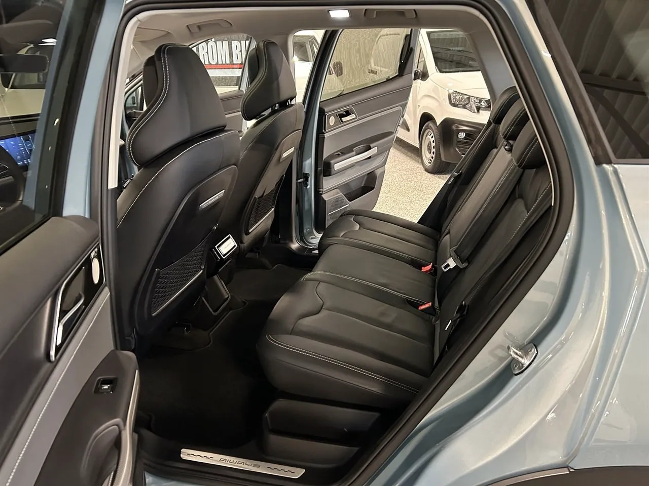 Vehicle image 14
