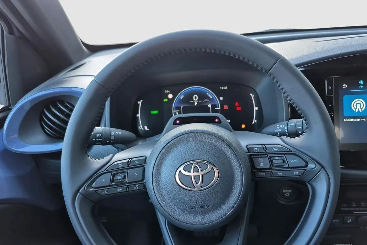 Vehicle image 6