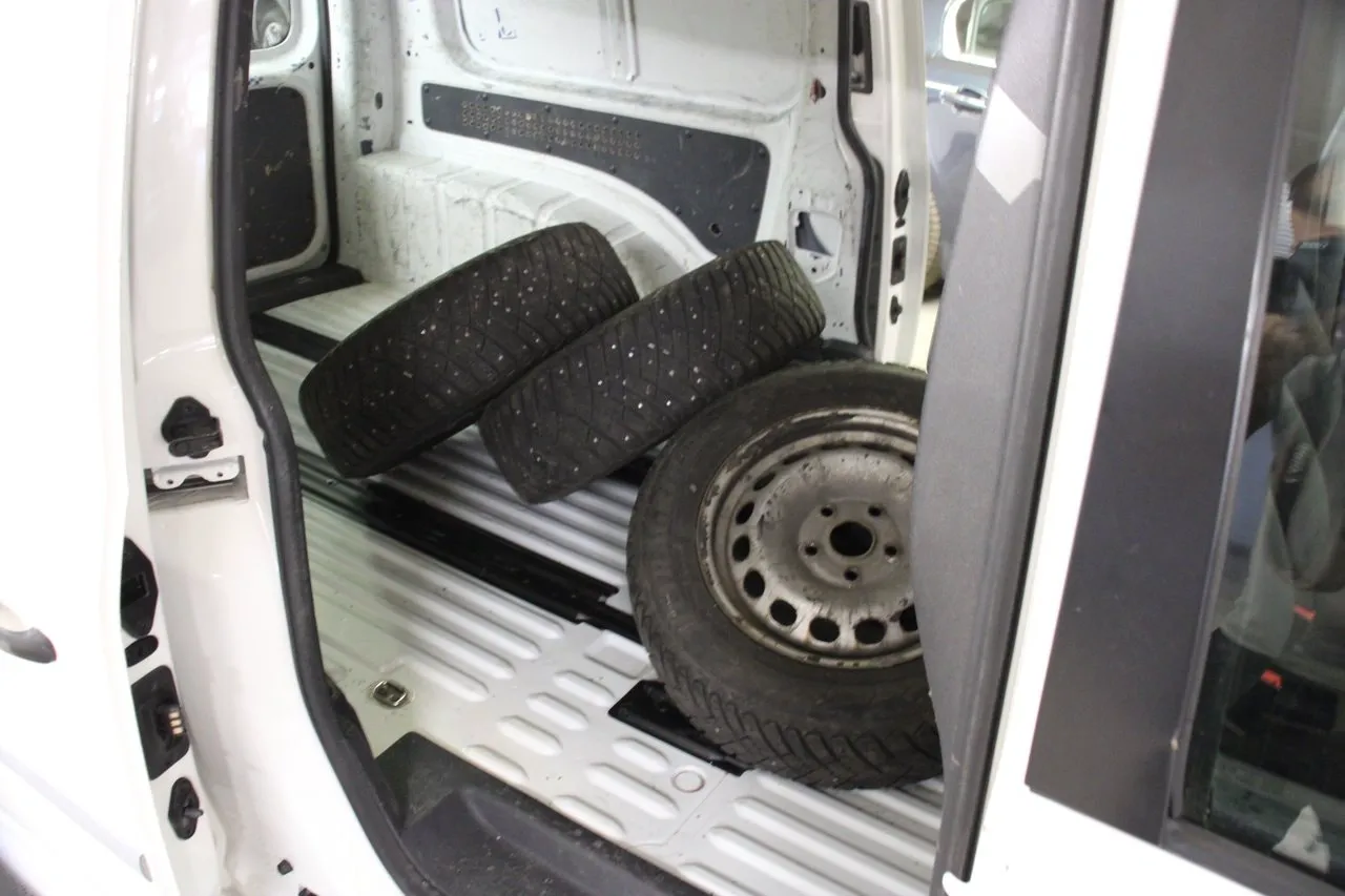 Vehicle image 16