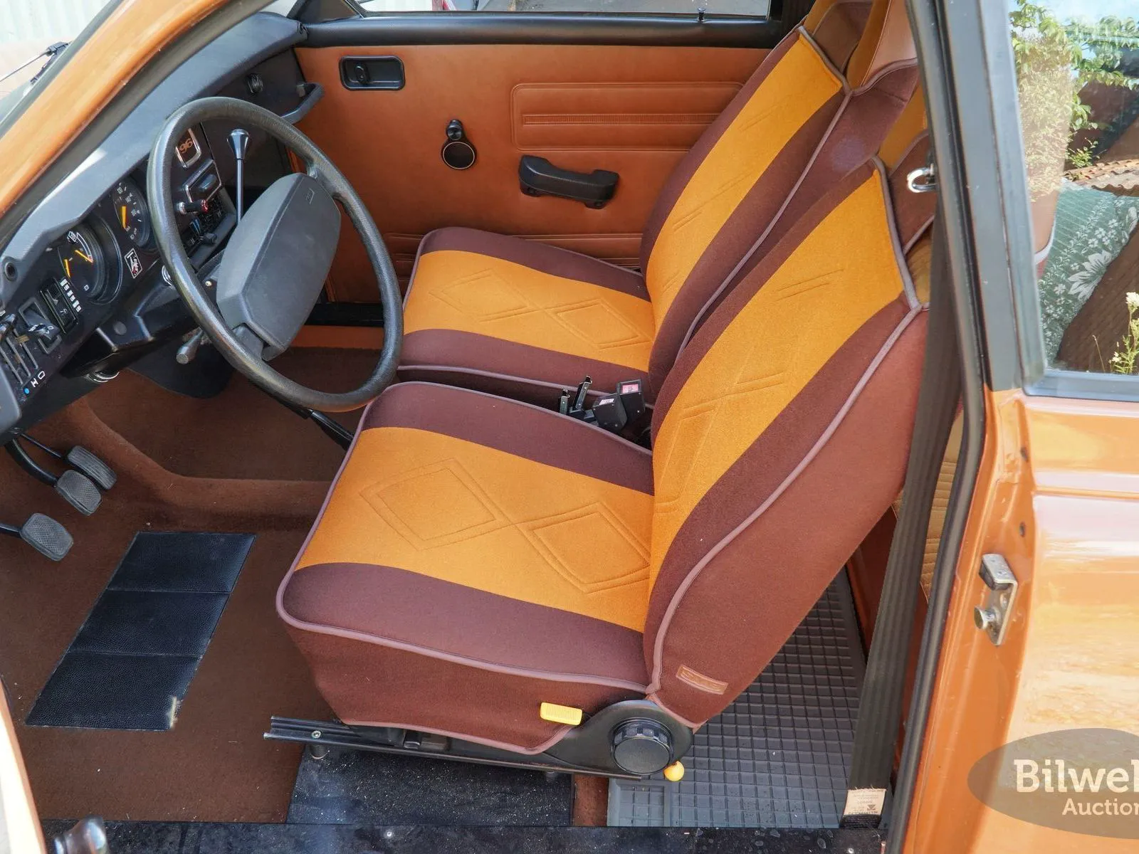 Vehicle image 32
