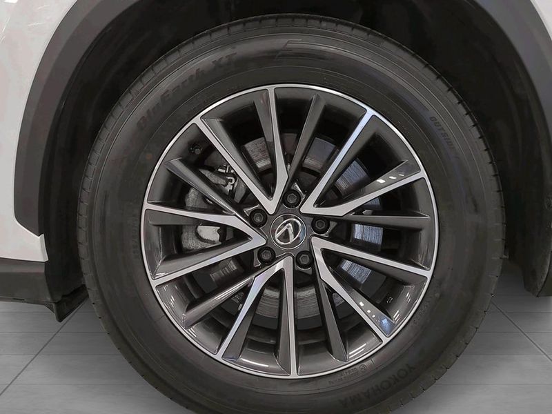 Lexus NX bild 16