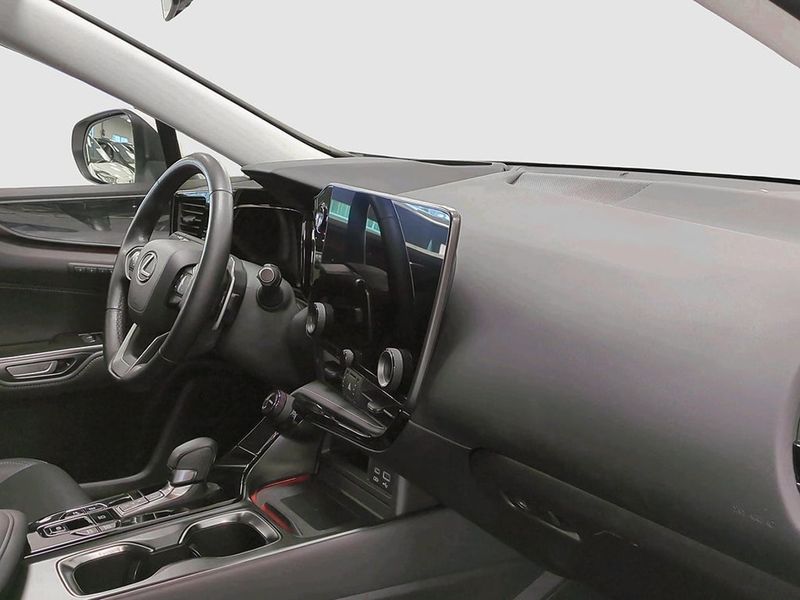 Lexus NX bild 6