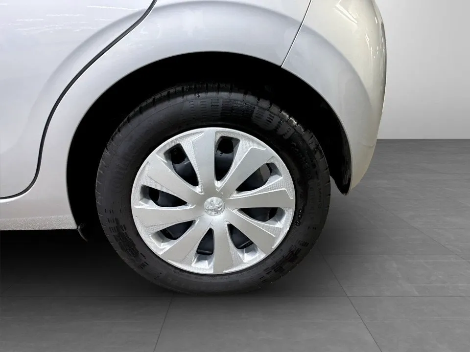 Vehicle image 16