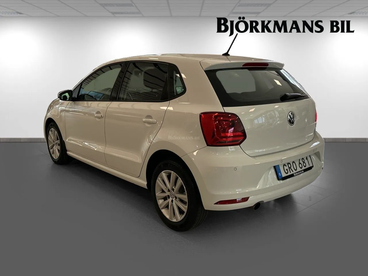 Vehicle image 5