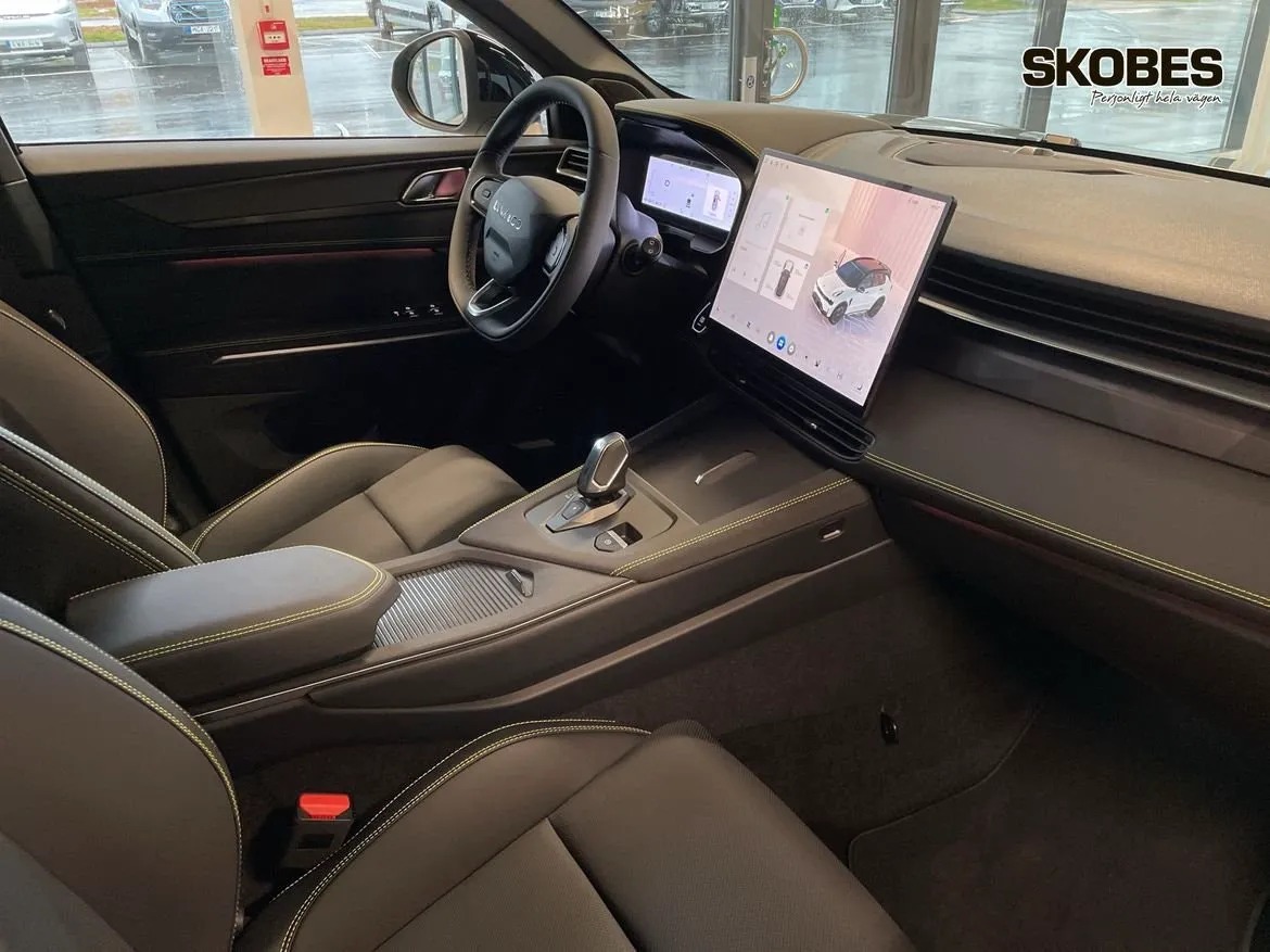 Vehicle image 15