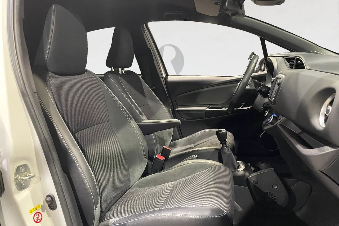 Vehicle image 14