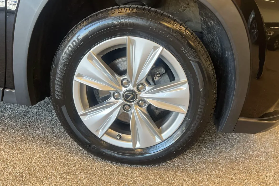 Vehicle image 10