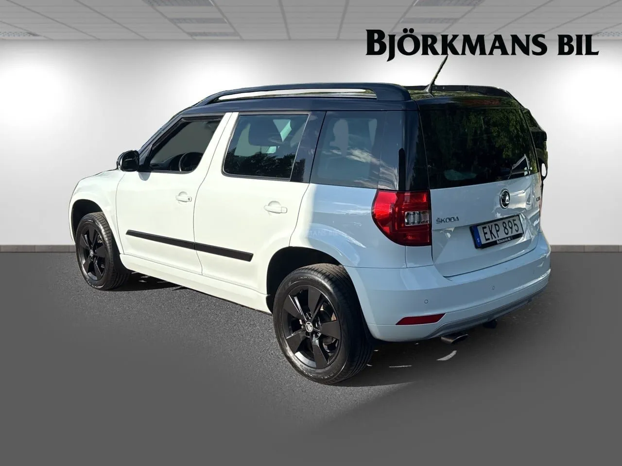 Vehicle image 5