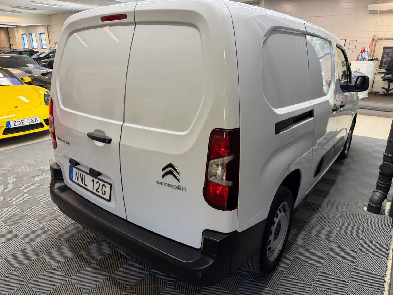 Vehicle image 4