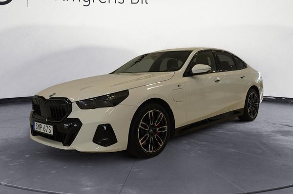 BMW 550 e xDrive Sedan M-Sport Pro Comfort 490hk | Ränta 3,95% - 2025