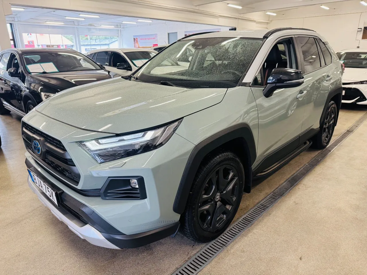 Vehicle image 13