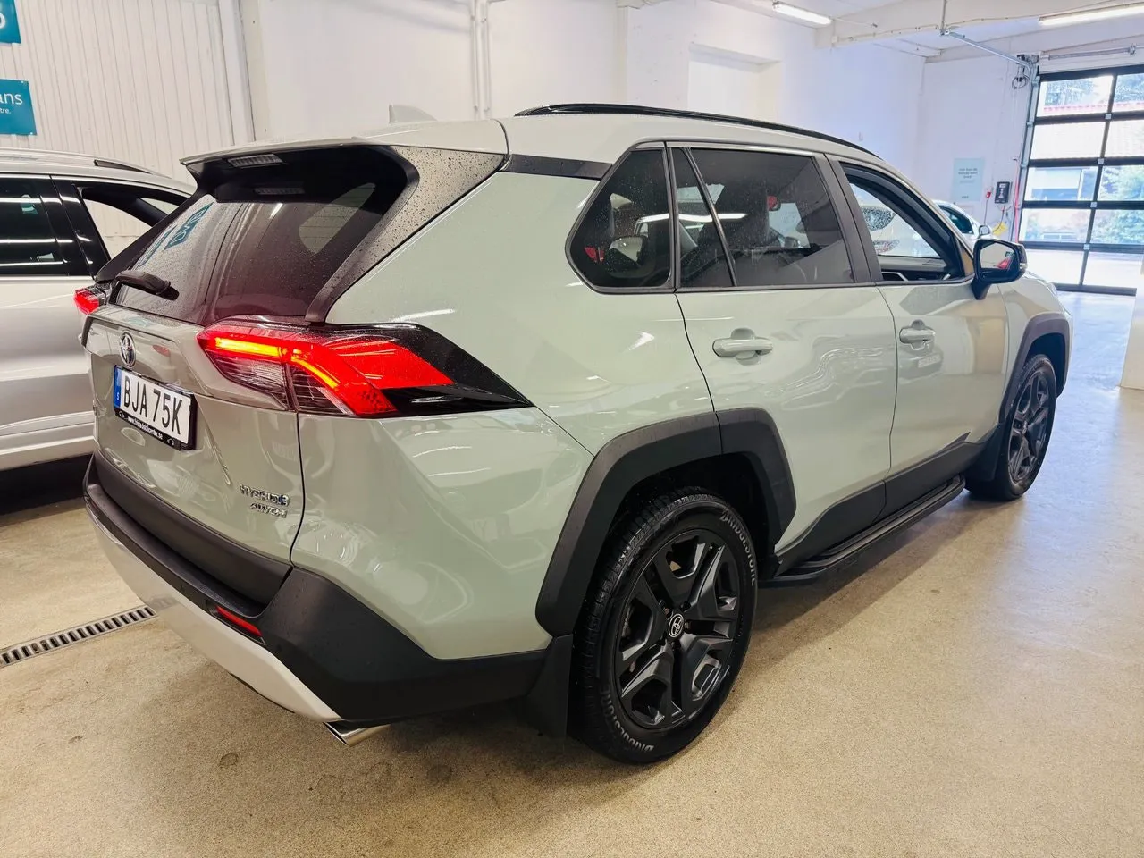 Vehicle image 14