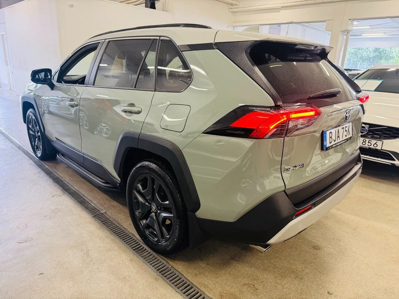 Vehicle image 15