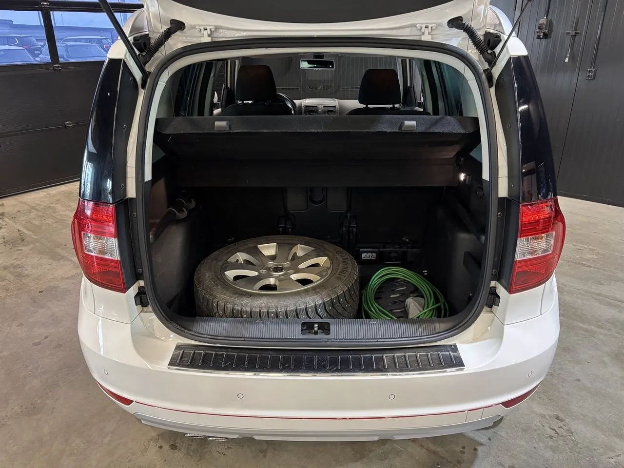 Vehicle image 17