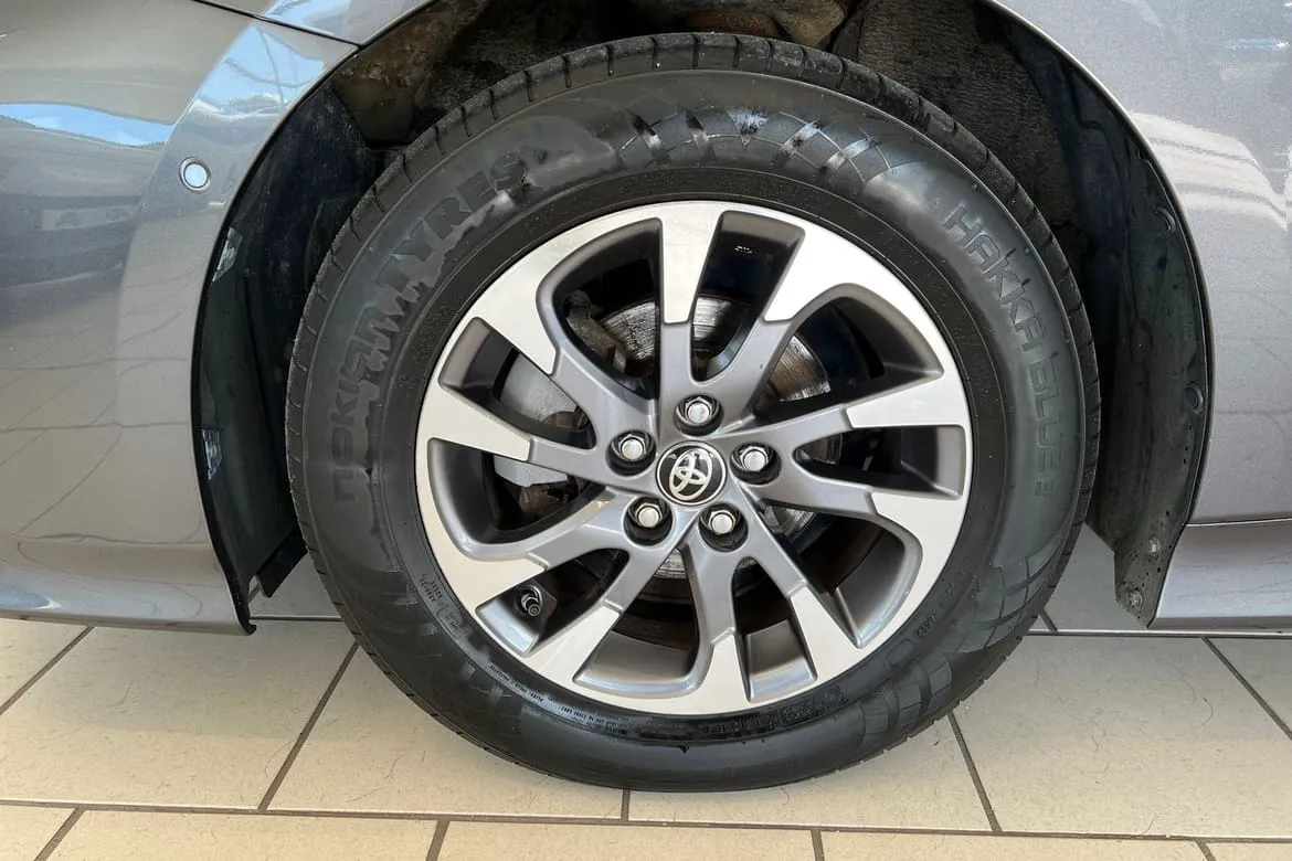 Vehicle image 16