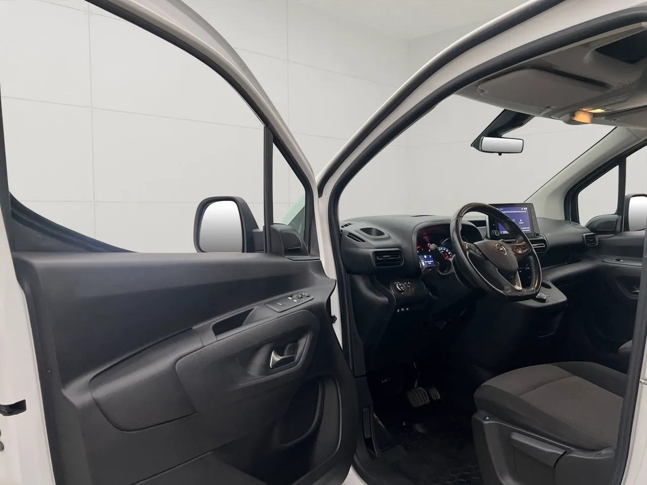Vehicle image 15