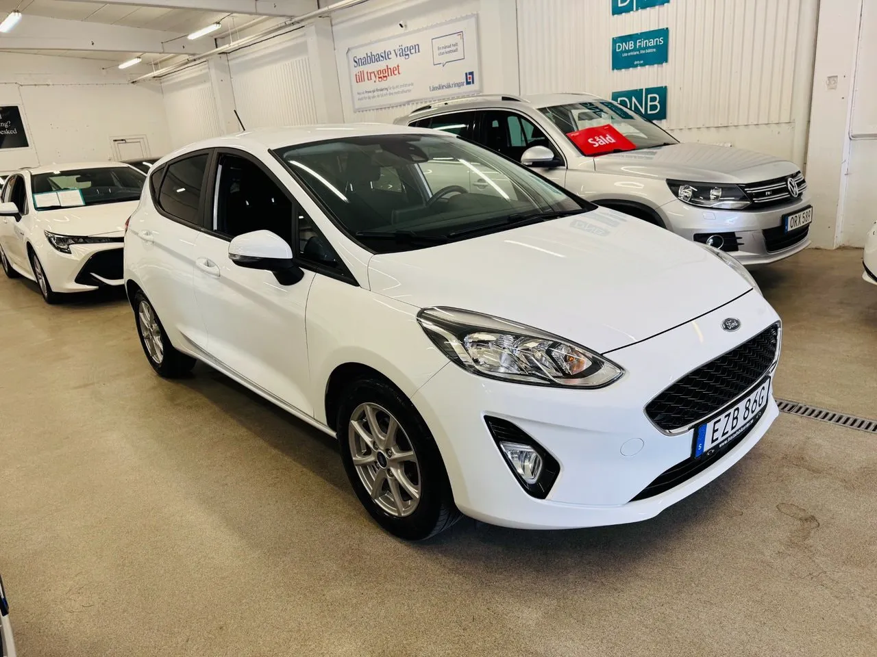 Vehicle image 10