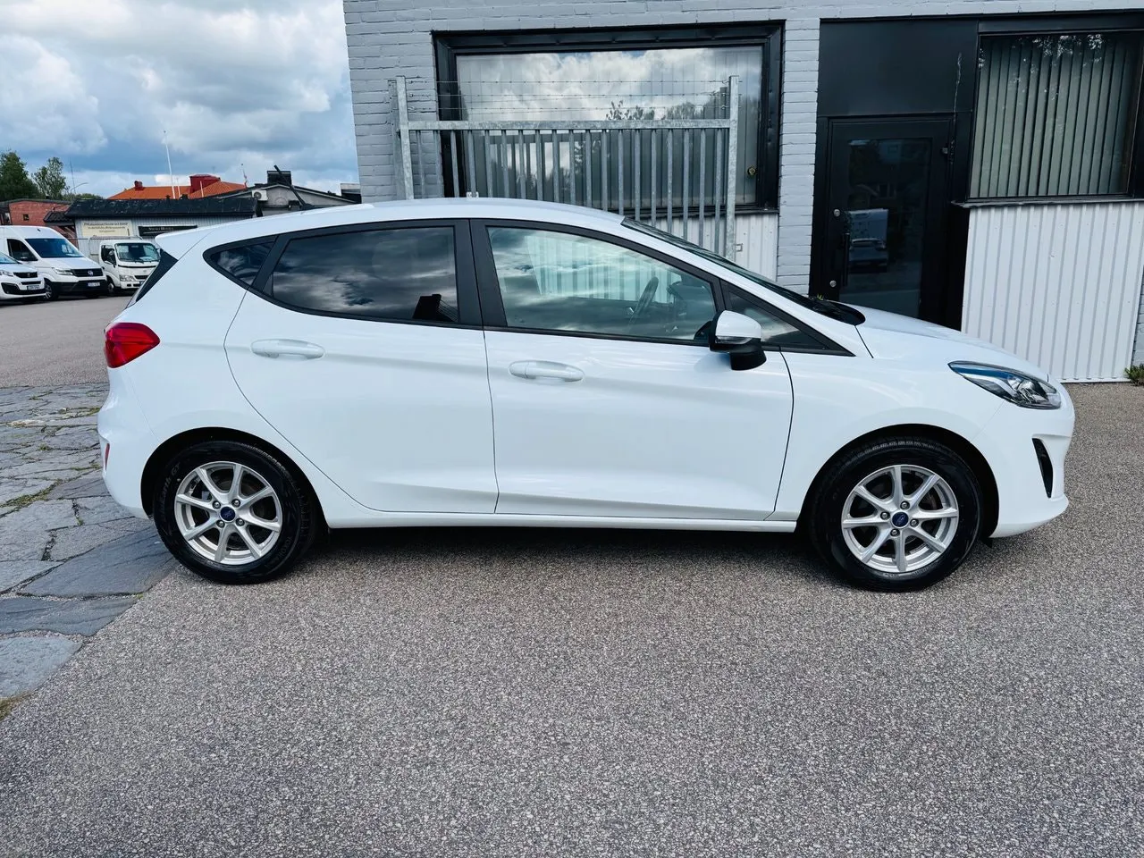 Vehicle image 9