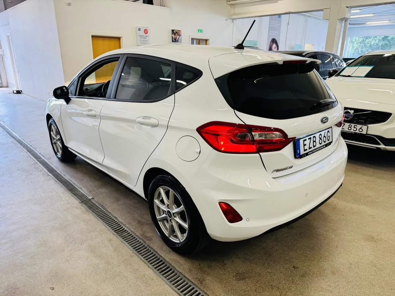 Vehicle image 13