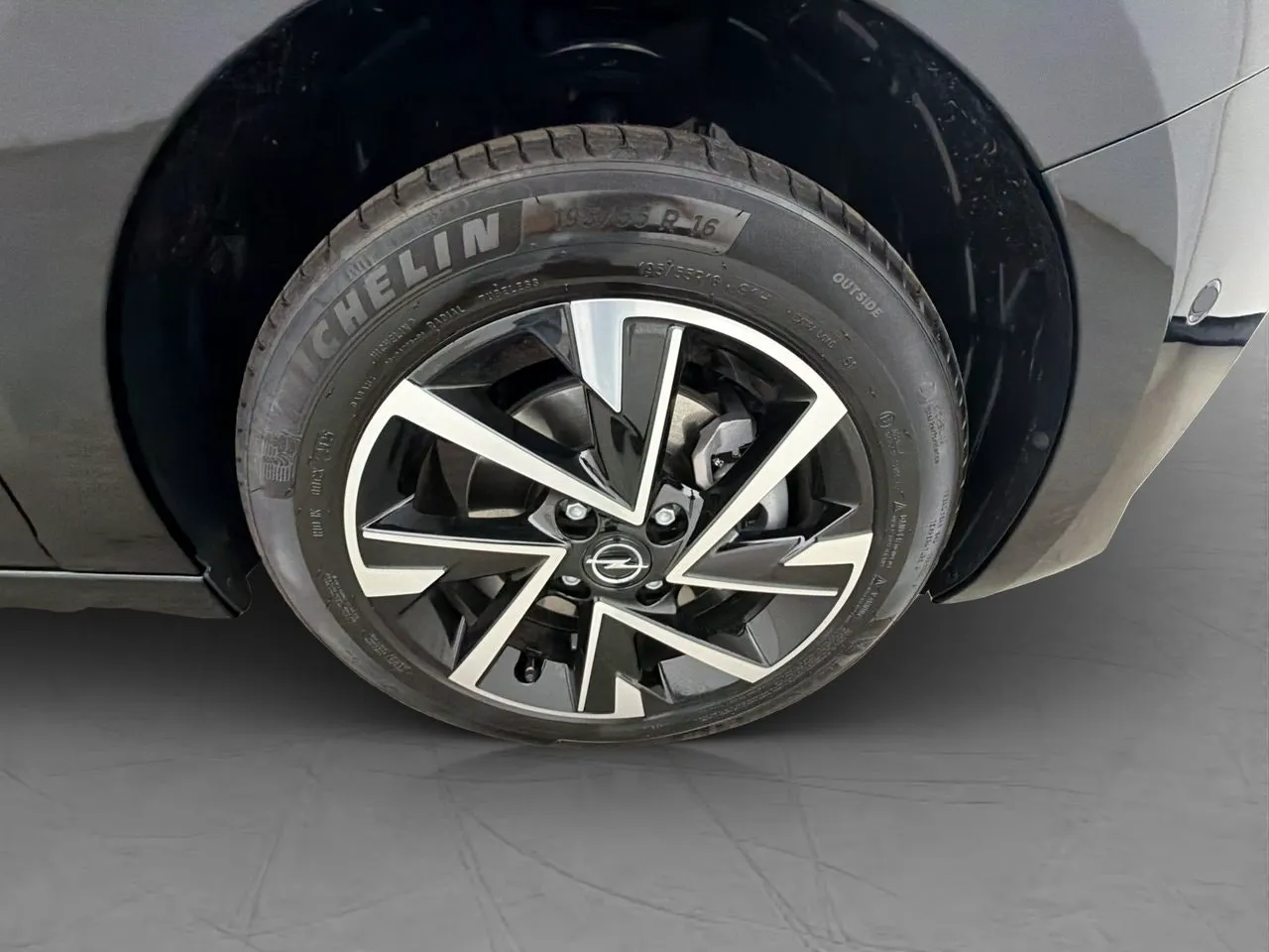 Vehicle image 32