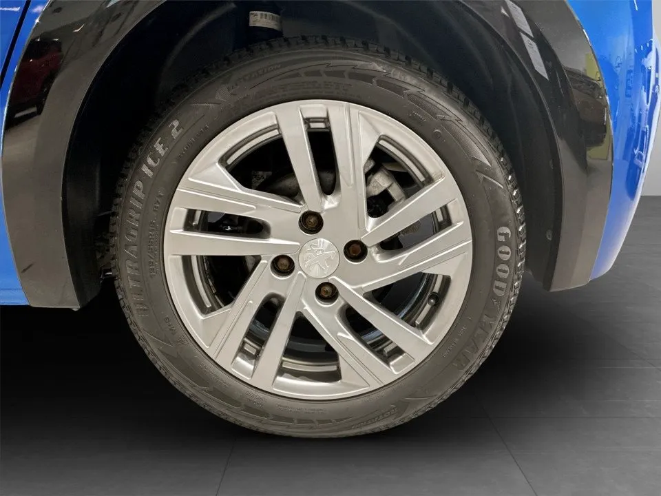 Vehicle image 16