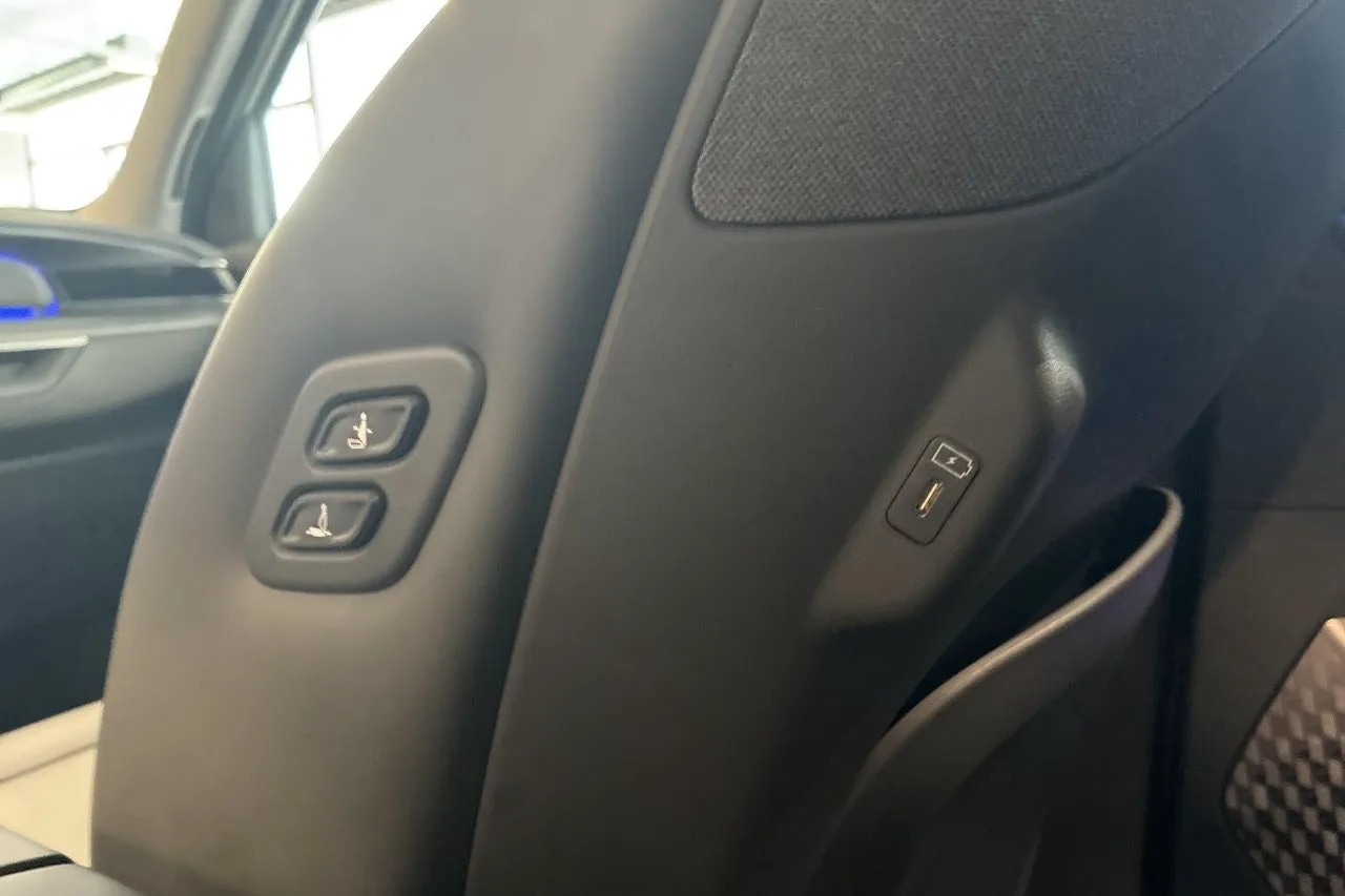 Vehicle image 28
