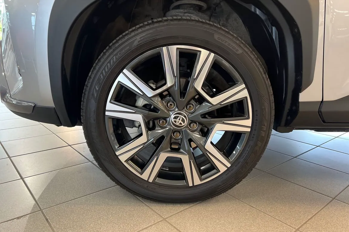 Vehicle image 16