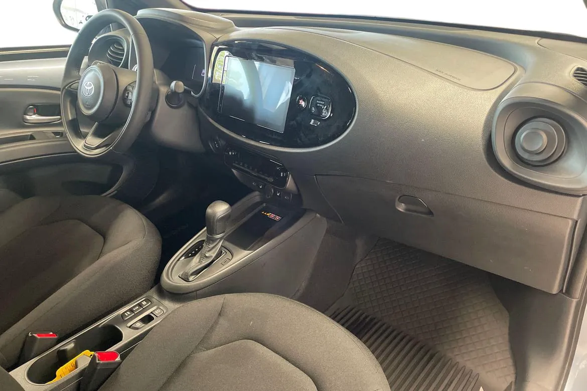 Vehicle image 6