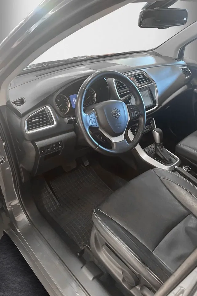 Vehicle image 4