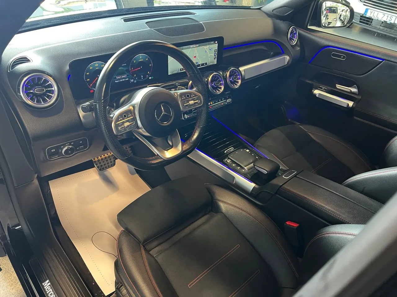 Vehicle image 16