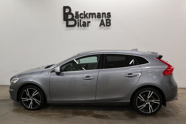 Volvo V40 D3 Geartronic R-Design Drag Panorama Kamera Nav Nyserv. - 2019
