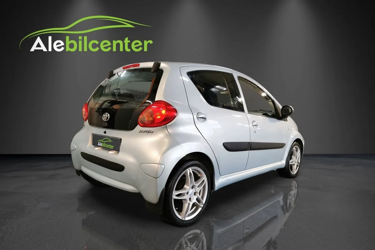 Vehicle image 4